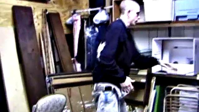 Шейн дрочит мощно и заливает все спермой