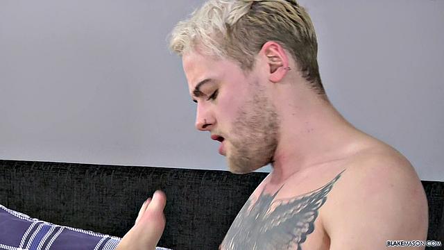 Оливер впервые занимается сексом на камеру - Ронни Стоун и Оливер Уэсли