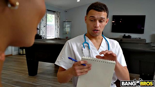 Сарай Минкс соблазняет медбрата у себя дома и получает горячий минет с обильной спермой на лицо.