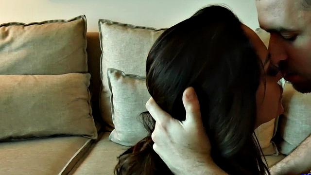 зрелая с огромными сисями сначала лижется, потом скачет в реверс-ковбойше