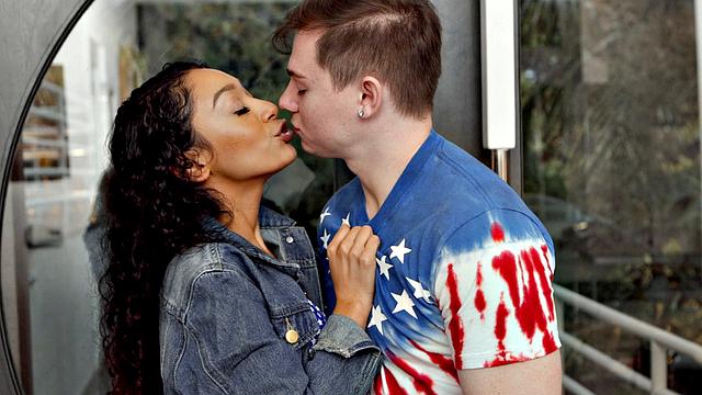 фотосессия по плану, секс втроём по факту - вот такие стюардессы