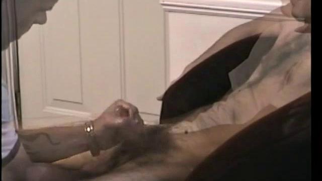 Стрейт Полли дрочат рукой до кончи, сперма летит на живот