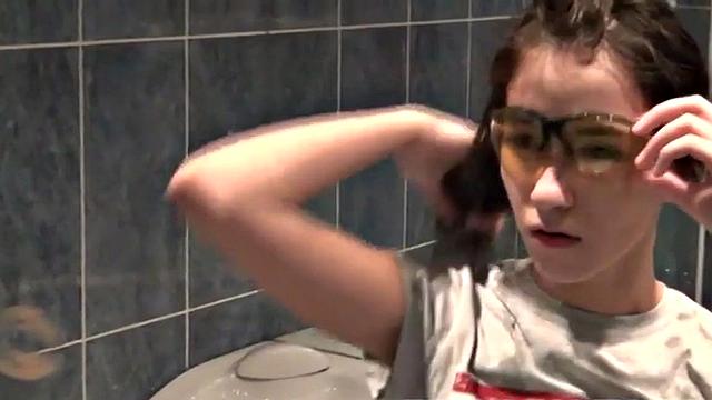 Брюнетка устроила шоу под душем: ну а как тут не подсмотреть