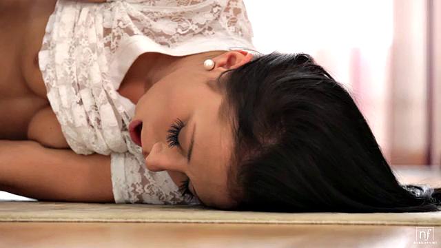 Бейли Райдер устроила массаж, а пальцы сами знают дорогу