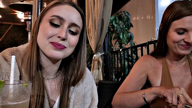 трое устраивают секс у бассейна после ужина