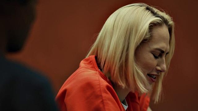 чёрная лесбиянка-надзирательница лижет и дрочит заключённой