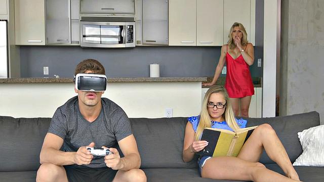 Похотливая мачеха в туфлях жаждет развратной оргии и страстной мастурбации