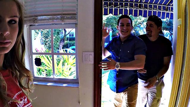 вечеринка превращается в жёсткий групповуху на диване