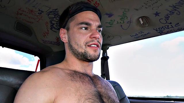 татуированный спортсмен отсасывает за деньги в фургоне