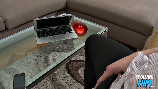 Cute 21yo jock gets asshole stretched