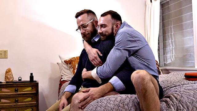 Assrimmed stud cums while fucked in the bedroom