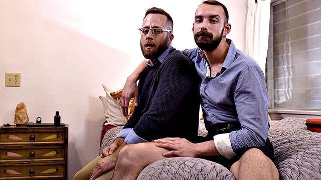 Assrimmed stud cums while fucked in the bedroom