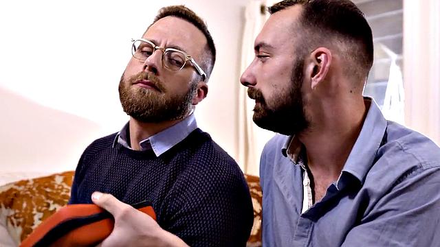 Assrimmed stud cums while fucked in the bedroom