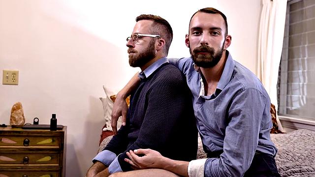 Assrimmed stud cums while fucked in the bedroom