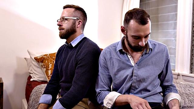 Assrimmed stud cums while fucked in the bedroom