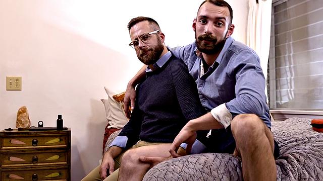 Assrimmed stud cums while fucked in the bedroom