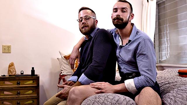 Assrimmed stud cums while fucked in the bedroom