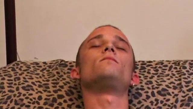 Casey Olson доводит до оргазма сильной дрочкой и заливает ладонь спермой