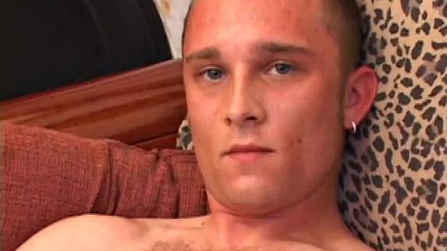 Casey Olson доводит до оргазма сильной дрочкой и заливает ладонь спермой