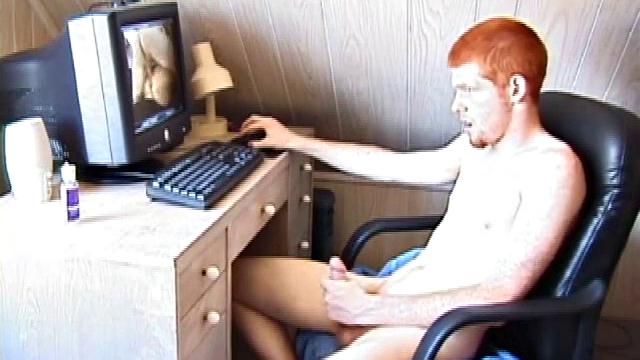 Тристиан дрочит яростно, заливая сперму