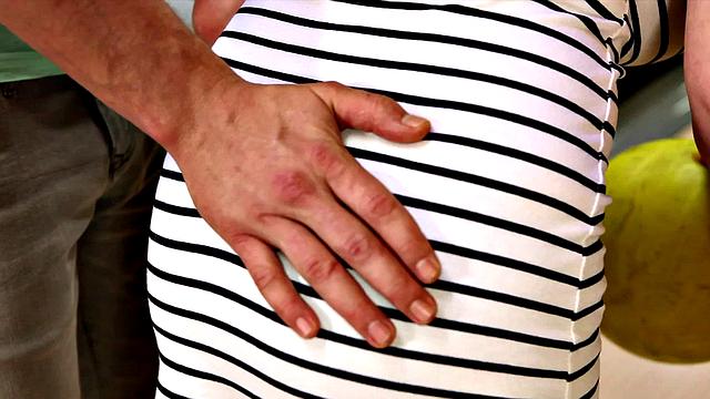 Блондинка сводит с ума на дорожке, ее огромные сиськи - весь зал в шоке