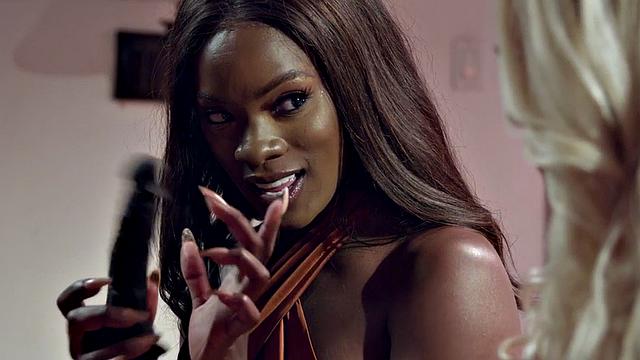 Black lez beauty seduce slesbian while fingering