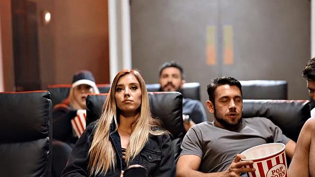 бисексуалка с маленькой грудью устраивает тройку в кинотеатре