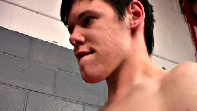 Гей-любитель страстно сосёт и принимает глубокий анальный без резинки от парня с джинсах.