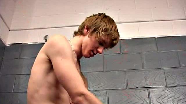 Amateur twunk takes it up the ass