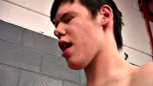 Amateur twunk takes it up the ass