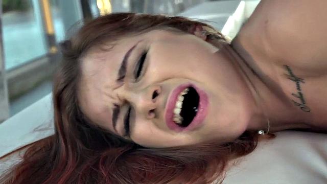 смотри, как татуированная на каблуках заглатывает bbc и получает по полной в догги