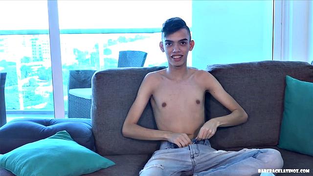 Седрик и Андре сравнивают размеры и трахаются без передышки, кто дольше выдержит?