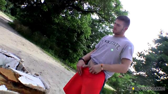 Элайджа Найт писает на улице - Элайджа Найт
