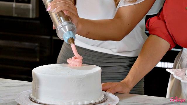 Алексис Фокс и брюнетка ловко вылизывают сливки с торта и друг с друга - реклама на высшем уровне юмора!