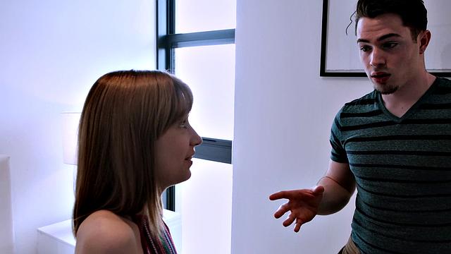 дэйзи бин жадно сосёт, скачет на члене и ловит горячий конча на лицо