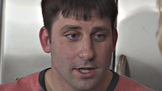 Блондинистая транса сперва угощает брата в кухне, потом улаживает все вопросы в миссионерской