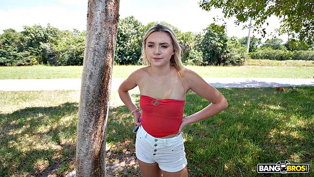 молли строит из себя скромницу, но в тачке с тони теряет тормоза