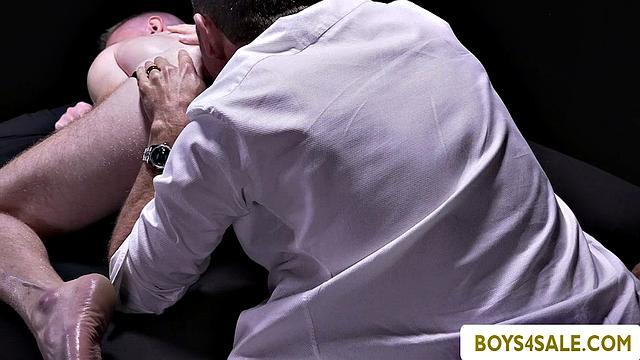 Grooming time with petite Serg Shepard