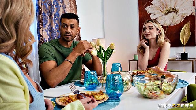 мамка застукала парня дочки и сама соблазнила жеребца