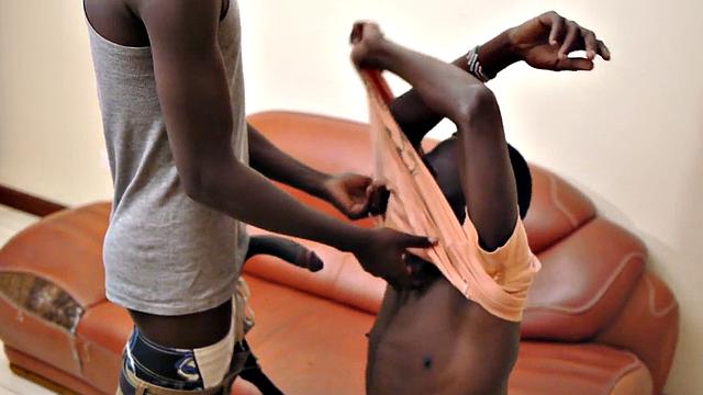 Нубийский твинг без резинки после отсоса-любителю досталась вся сперма