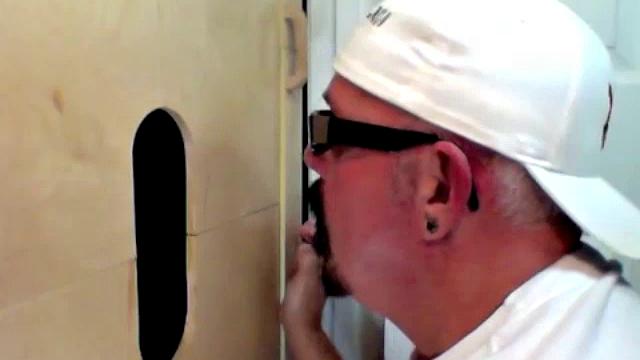 трое женатых мужиков охотятся за острыми ощущениями у gloryhole