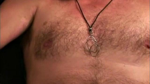 Джеймс устраивает свою первую гей-разминку с мастурбацией, и зрелость тут явно рулит иронично.