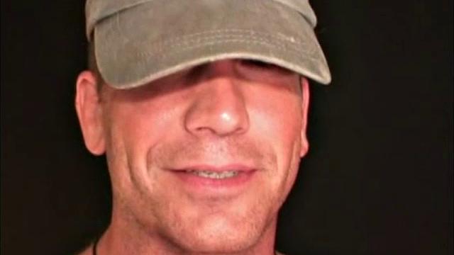 Джеймс устраивает свою первую гей-разминку с мастурбацией, и зрелость тут явно рулит иронично.