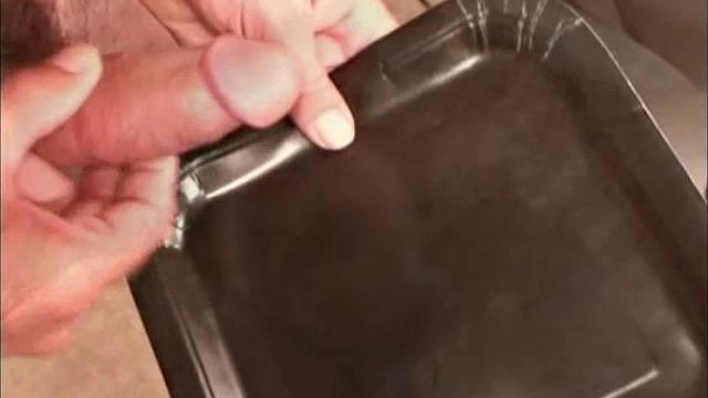 Джеймс устраивает свою первую гей-разминку с мастурбацией, и зрелость тут явно рулит иронично.