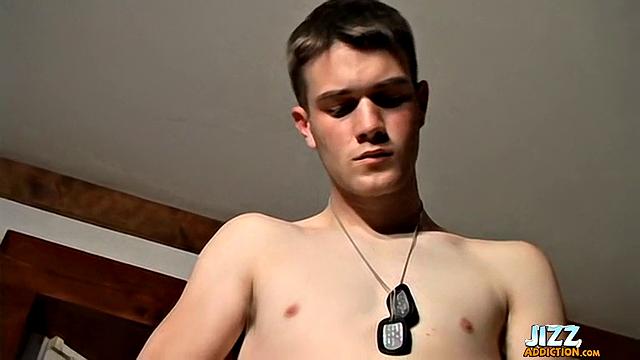Красавчик Брайс опустошает свои яйца - Брайс Корбин