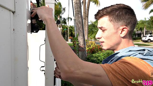 Сводная сестра заманила братана и умоляет кончать в неё