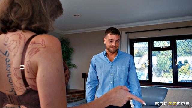 Пока муж дрочит, Кики Дэниэлс трахается с коллегой в гостиной под его взглядом.