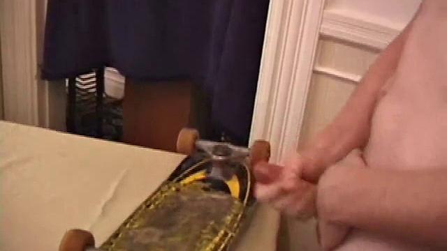 Скейтер Зак дрочит в одиночестве