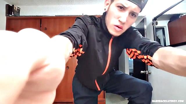 Латино красавец дрочит так, что стыдно даже за монитором смотреть!