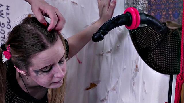 брюнетка доминирует над покорной девушкой со страпоном и дилдо